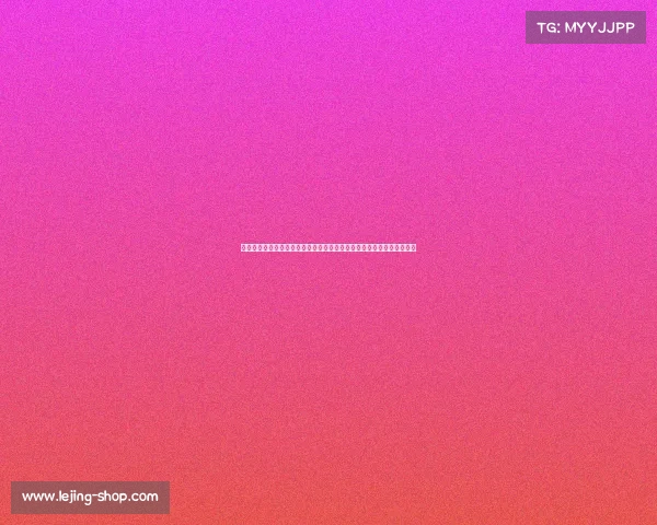 拉斯维加斯训练营亮相：爱德华兹低头饮料瞬间引关注，展现个人专注力